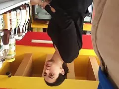 अश्लील परिपक्व भन्दा 45 जवान श्यामा फैलिन्छ उनको सुन्दर खुट्टा लिन्छ र मुख मा एक ठूलो डिक