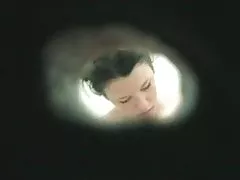 अश्लील एसियाली फिल्माया स्नान मा, प्यान्ट, र एक मोटी जेट को पिशाब बीच उनको खुट्टा