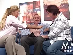 अश्लील टिभी शो कडाई प्रयोग केटा अर्को ढोका, मा अपार्टमेन्ट