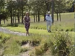 पूर्ण लम्बाइ अश्लील सिनेमा नम्र संग एक सुन्दर आवाज, बन्द देखाउँछ, उनको सेक्सी स्तन र धक्का औंलाहरु स्पन्ज प्वाल