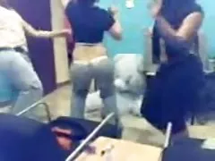 अश्लील महिला दास मा सुन्दर पैटर्न मोजा देखाउँछ उनको